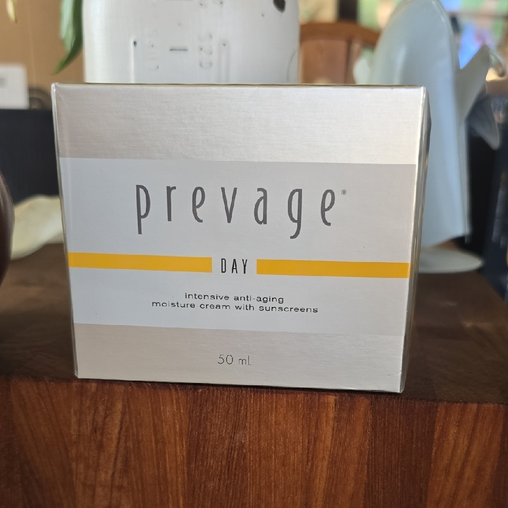 Elizabeth Arden Prevage Day Cream - Silver and Yellow